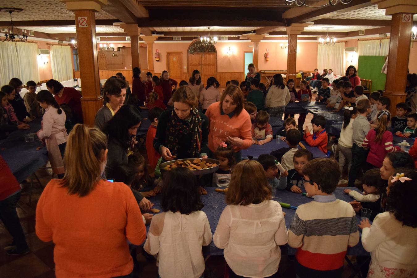 Unos 100 niños aprenden a hacer galletas a través de las AMPAS de Talayuela