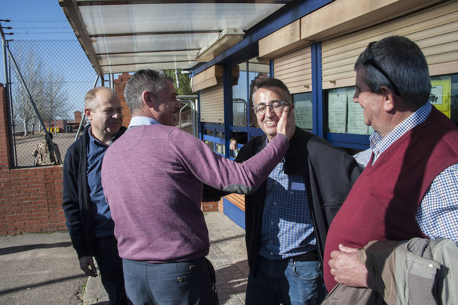 Ignacio Huertas y Maximiano Alcón han sido recibidos por familiares y compañeros al salir de la cárcel de Badajoz esta tarde. A la derecha, Lorenzo Ramos secretario general de UPA-UCE 