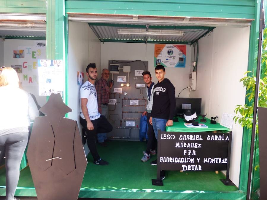 Alumnos y un profesor en el stand del instituto de Tiétar