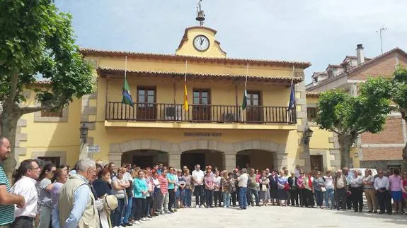 Minuto de silencio frente al Ayuntamiento de Madrigal