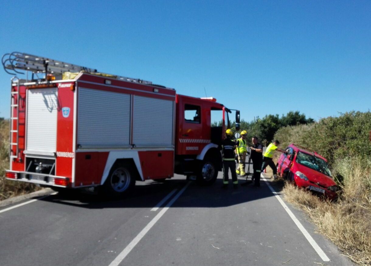 Herido leve un hombre de 76 años al salirse de la vía cerca de Peraleda