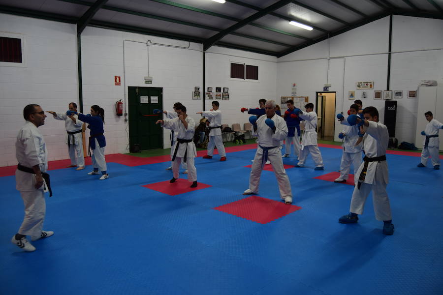 La Escuela de Karate se presenta al examen de kobudo