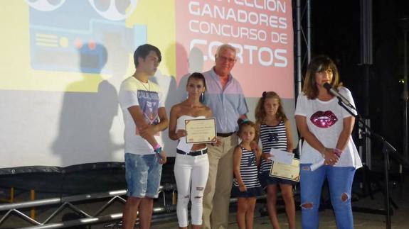 Los segundos y el padre del primer clasificado (el autor estaba de viaje) con la alcaldesa durante la entrega de los premios 