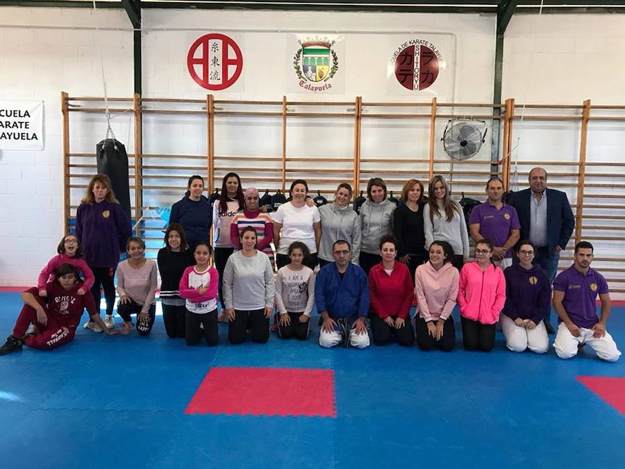 Curso defensa personal para mujeres organizado por la Escuela de Karate y Defensa Peersonal de Talayuela 