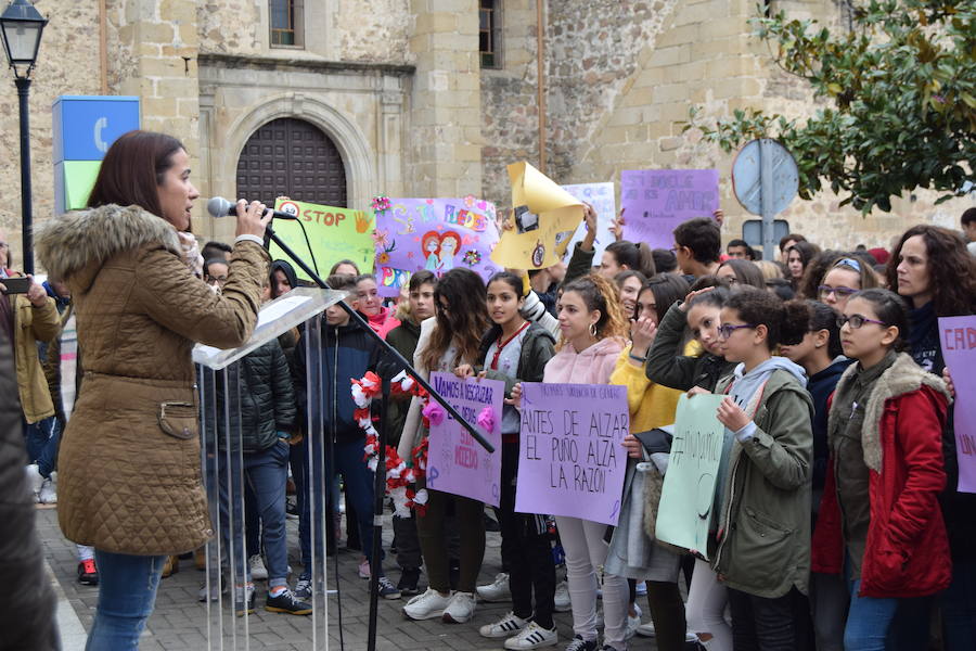 Ana Bravo, concejala de Servicios Sociales, durante la lectura del Manifiesto 