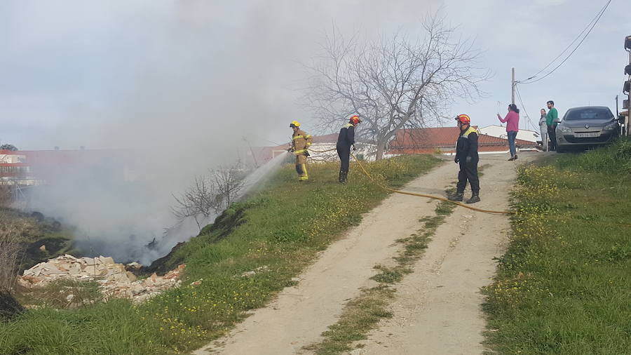 Se origina un fuego dentro del casco urbano de Talayuela