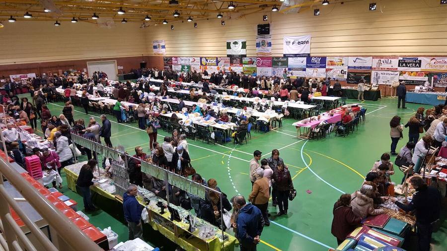 300 encajeras de bolillos se darán cita hoy en el pabellón