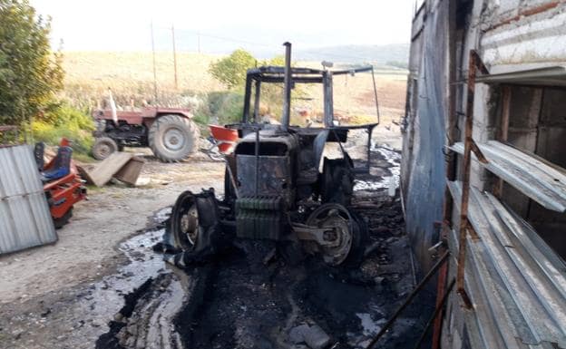 Un incendio quema un tractor y varias dependencias en 'El Robledo'