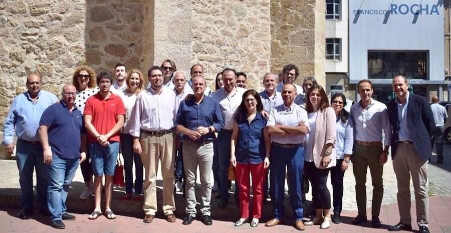 Fotografía de familia, con alcaldes y dirigentes locales y comarcales del PP