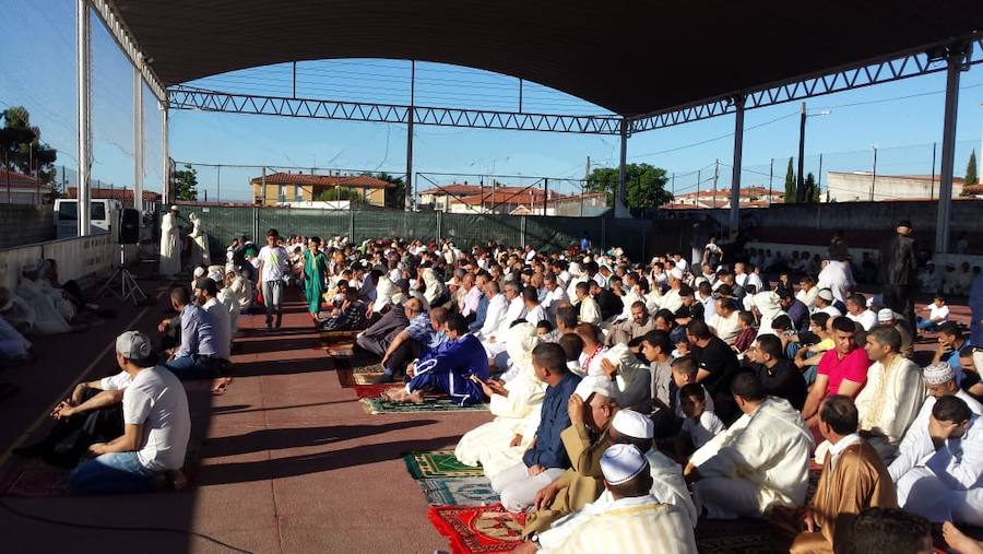 La comunidad musulmana celebra el final del Ramadán con un rezo colectivo