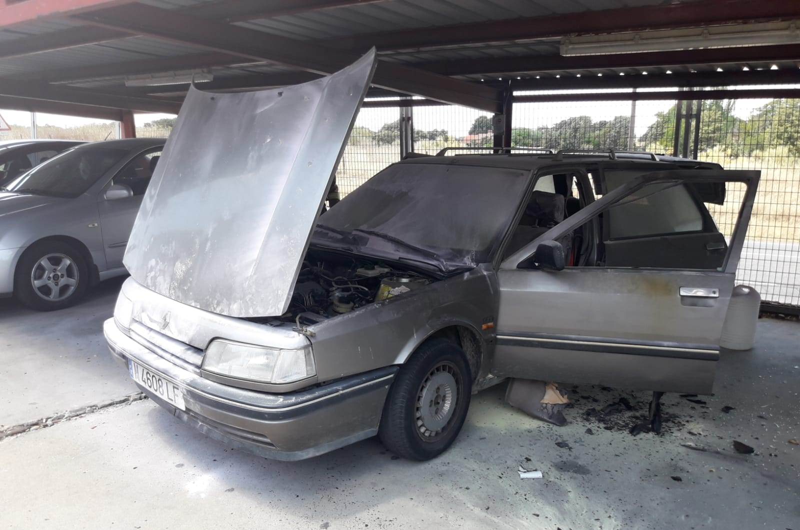 Un vehículo se incendia en los aparcamientos del hospital