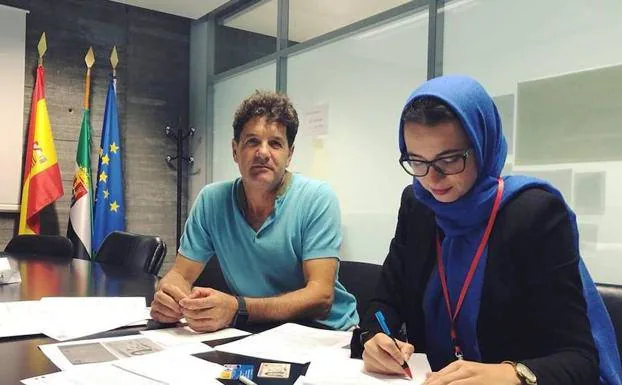 Una de las tres profesoras de Islam firma su contrato