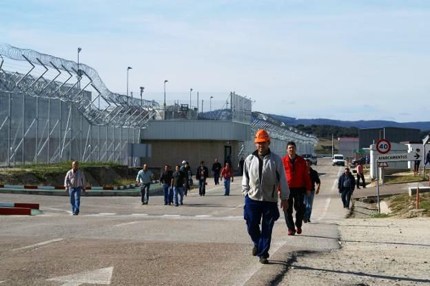 Trabajadores saliendo de la planta almaraceña tras su jornada laboral 