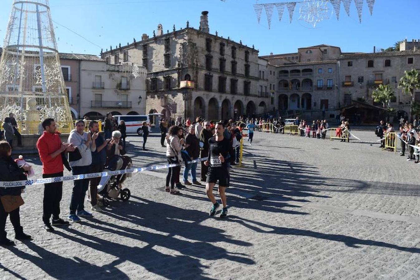 Más de 200 corredores en diferentes categorías participaron este año en la San Silvestre trujillana, carrera popular organizada por el Club Atletismo Trujillo y que tuvo lugar el 30 de diciembre. La prueba colaboró con Cruz Roja. Además, se hizo una rifa en beneficio de una asociación dedicada a la investigación del cáncer infantil.