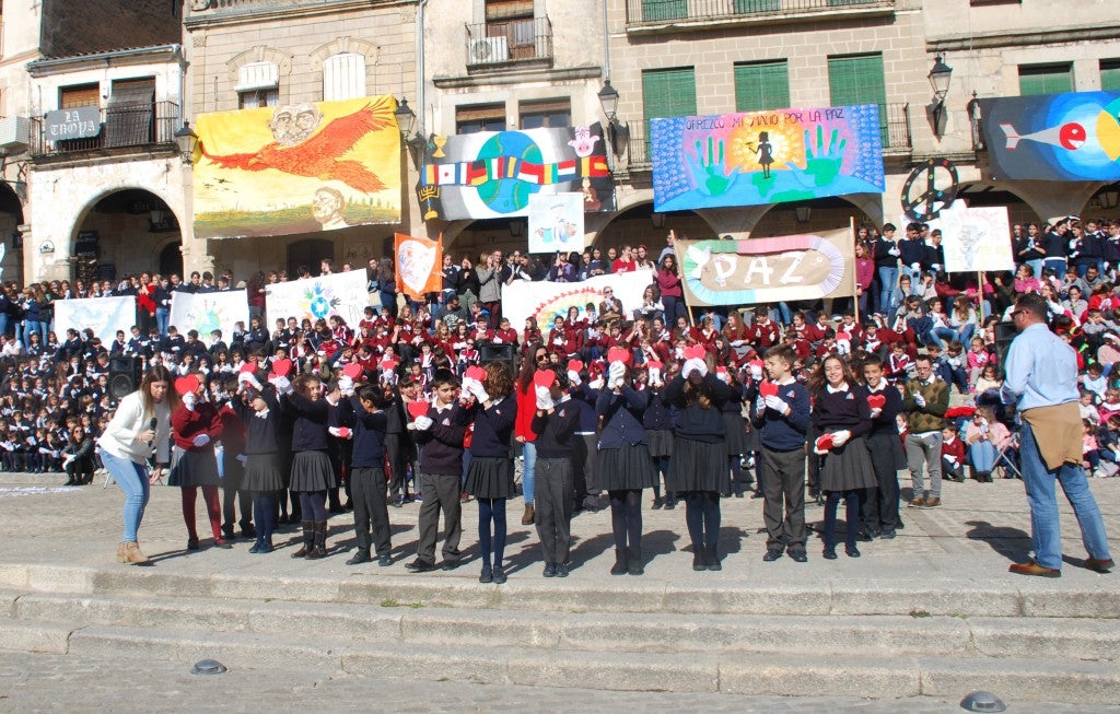 Alumnos de centros educativos se unieron ayer en la plaza Mayor para celebrar el día de la paz. El 30 de enero no se pudo llevar a cabo por el mal tiempo. La actividad, que estuvo organizada por el colegio Sagrado Corazón de Jesús, contó con la lectura de un manifiesto, bailes, una plegaria cantada, así como una coreografía de gimnastas. También participaron responsables político.