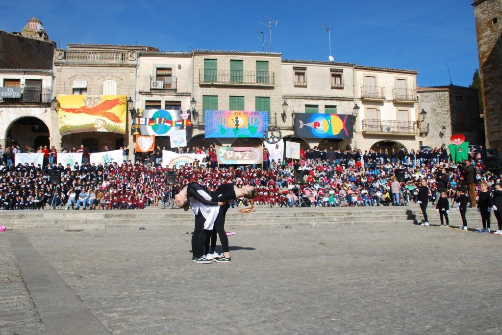 Alumnos de centros educativos se unieron ayer en la plaza Mayor para celebrar el día de la paz. El 30 de enero no se pudo llevar a cabo por el mal tiempo. La actividad, que estuvo organizada por el colegio Sagrado Corazón de Jesús, contó con la lectura de un manifiesto, bailes, una plegaria cantada, así como una coreografía de gimnastas. También participaron responsables político.