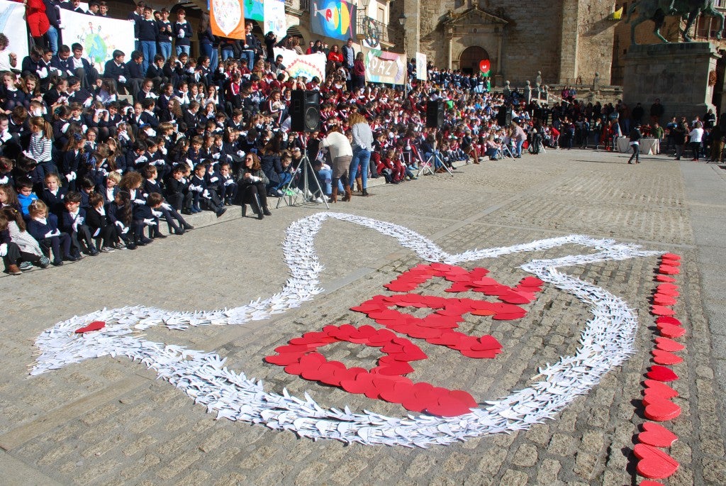 Alumnos de centros educativos se unieron ayer en la plaza Mayor para celebrar el día de la paz. El 30 de enero no se pudo llevar a cabo por el mal tiempo. La actividad, que estuvo organizada por el colegio Sagrado Corazón de Jesús, contó con la lectura de un manifiesto, bailes, una plegaria cantada, así como una coreografía de gimnastas. También participaron responsables político.