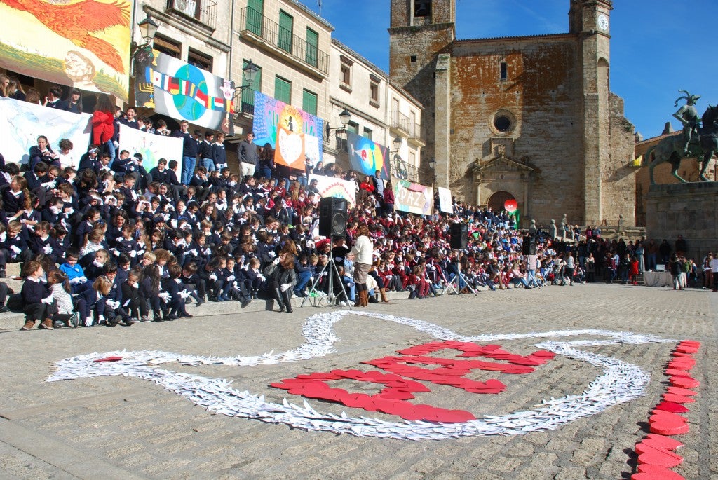 Alumnos de centros educativos se unieron ayer en la plaza Mayor para celebrar el día de la paz. El 30 de enero no se pudo llevar a cabo por el mal tiempo. La actividad, que estuvo organizada por el colegio Sagrado Corazón de Jesús, contó con la lectura de un manifiesto, bailes, una plegaria cantada, así como una coreografía de gimnastas. También participaron responsables político.