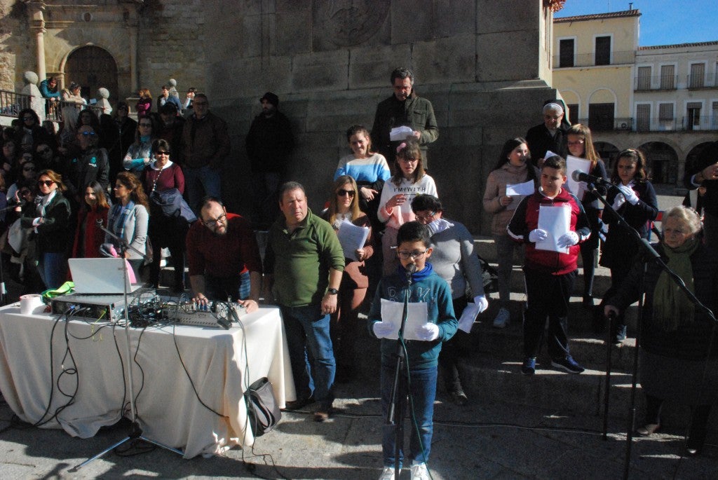 Alumnos de centros educativos se unieron ayer en la plaza Mayor para celebrar el día de la paz. El 30 de enero no se pudo llevar a cabo por el mal tiempo. La actividad, que estuvo organizada por el colegio Sagrado Corazón de Jesús, contó con la lectura de un manifiesto, bailes, una plegaria cantada, así como una coreografía de gimnastas. También participaron responsables político.