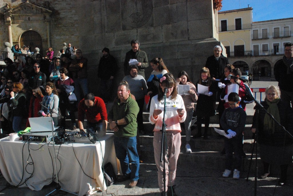 Alumnos de centros educativos se unieron ayer en la plaza Mayor para celebrar el día de la paz. El 30 de enero no se pudo llevar a cabo por el mal tiempo. La actividad, que estuvo organizada por el colegio Sagrado Corazón de Jesús, contó con la lectura de un manifiesto, bailes, una plegaria cantada, así como una coreografía de gimnastas. También participaron responsables político.