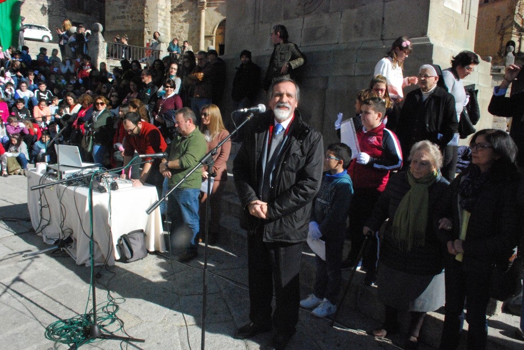 Alumnos de centros educativos se unieron ayer en la plaza Mayor para celebrar el día de la paz. El 30 de enero no se pudo llevar a cabo por el mal tiempo. La actividad, que estuvo organizada por el colegio Sagrado Corazón de Jesús, contó con la lectura de un manifiesto, bailes, una plegaria cantada, así como una coreografía de gimnastas. También participaron responsables político.