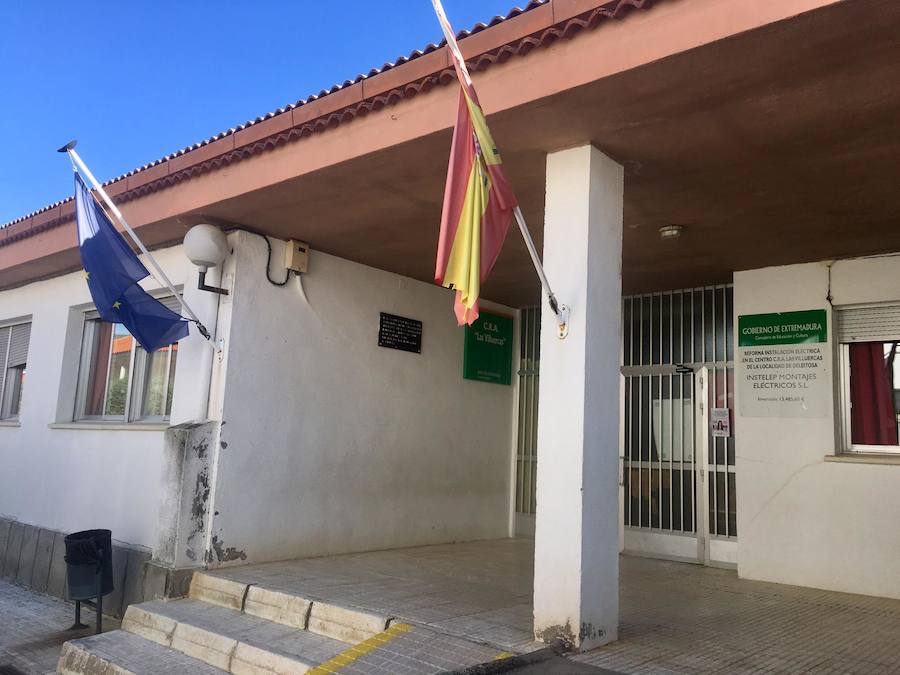 Entrada del colegio de Deleitosa 
