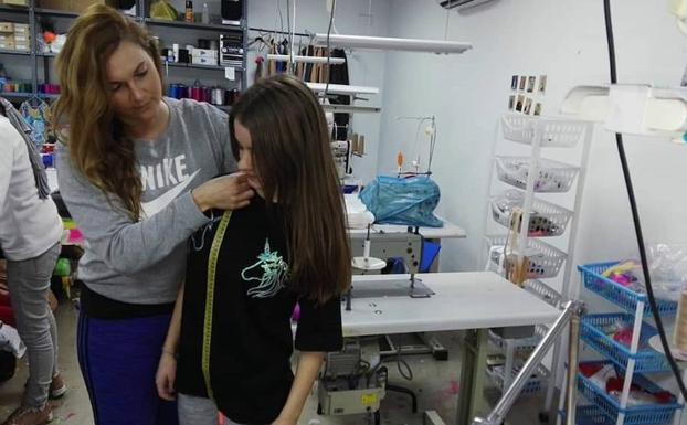 Tanit Pérez, tomando medidas a una gimnasta 