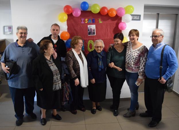 Isabel junto a algunos de sus familiares 