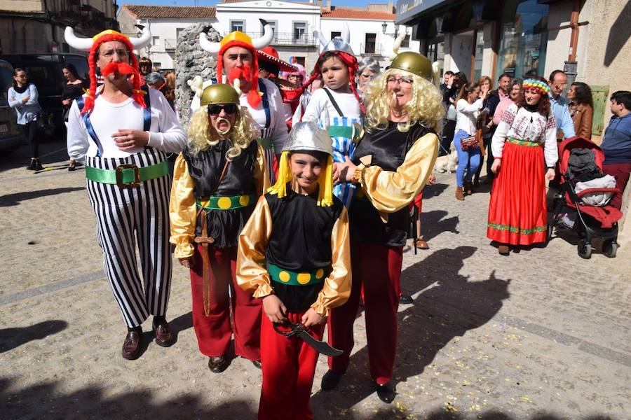 Huertas de Ánimas cumplió con su tradición y celebró su tradicional desfile de Carnaval, con diferentes agrupaciones integradas por adultos y menores. 