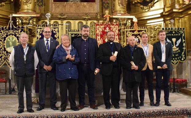 Homenajeados con el presidente de la Junta de Cofradías 