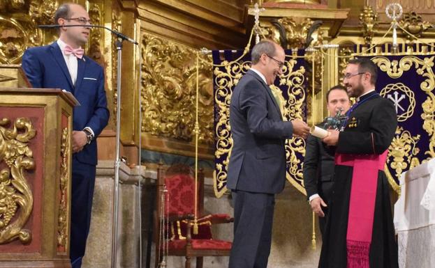 Entrega de obsequios al pregonero de Semana Santa 