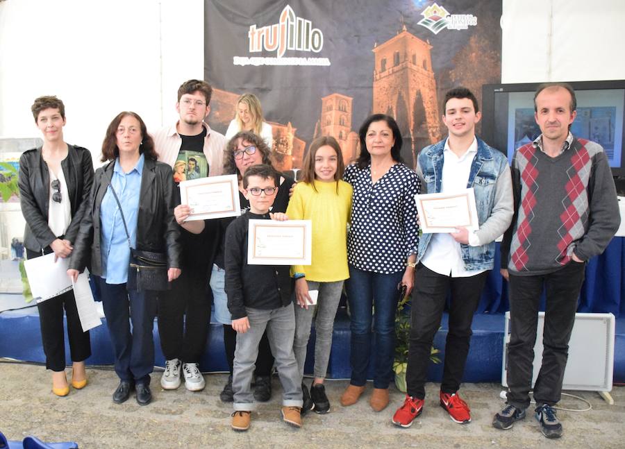 Algunos premiados con integrantes del jurado, la concejala y la coordinadora de lcertamen