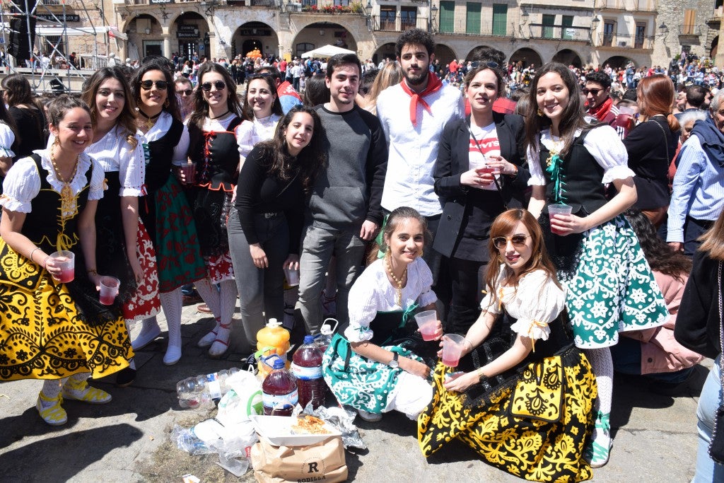 Con una temperatura primaveral, unas 12.000 personas, según fuentes policiales, llenaron la plaza Mayor de Trujillo y sus alrededores para celebrar una de las fiestas más características de Trujillo,, como es el Domingo de Resurrección, conocida popularmente por El Chíviri, declarada de Interés Turístico Regional