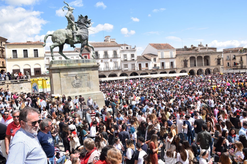 Con una temperatura primaveral, unas 12.000 personas, según fuentes policiales, llenaron la plaza Mayor de Trujillo y sus alrededores para celebrar una de las fiestas más características de Trujillo,, como es el Domingo de Resurrección, conocida popularmente por El Chíviri, declarada de Interés Turístico Regional
