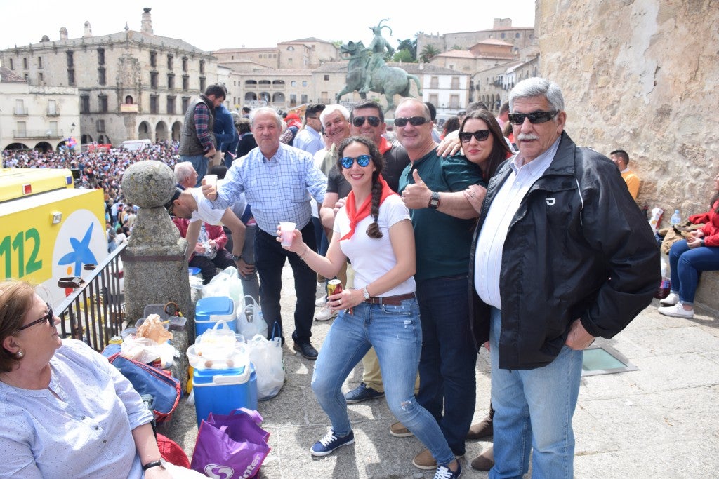 Con una temperatura primaveral, unas 12.000 personas, según fuentes policiales, llenaron la plaza Mayor de Trujillo y sus alrededores para celebrar una de las fiestas más características de Trujillo,, como es el Domingo de Resurrección, conocida popularmente por El Chíviri, declarada de Interés Turístico Regional