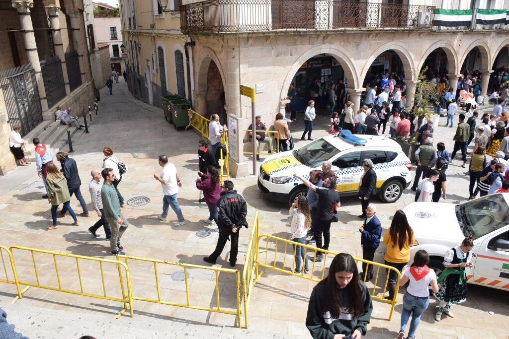 Con una temperatura primaveral, unas 12.000 personas, según fuentes policiales, llenaron la plaza Mayor de Trujillo y sus alrededores para celebrar una de las fiestas más características de Trujillo,, como es el Domingo de Resurrección, conocida popularmente por El Chíviri, declarada de Interés Turístico Regional