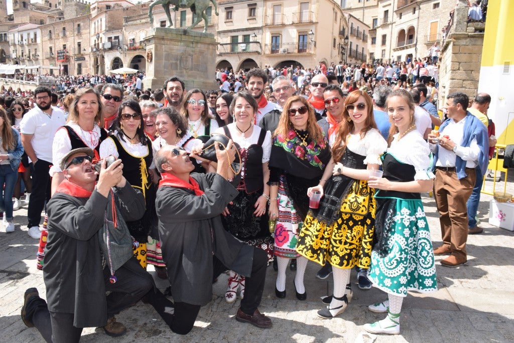 Con una temperatura primaveral, unas 12.000 personas, según fuentes policiales, llenaron la plaza Mayor de Trujillo y sus alrededores para celebrar una de las fiestas más características de Trujillo,, como es el Domingo de Resurrección, conocida popularmente por El Chíviri, declarada de Interés Turístico Regional