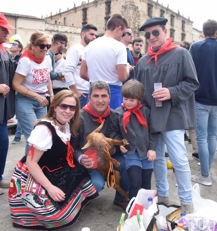 Con una temperatura primaveral, unas 12.000 personas, según fuentes policiales, llenaron la plaza Mayor de Trujillo y sus alrededores para celebrar una de las fiestas más características de Trujillo,, como es el Domingo de Resurrección, conocida popularmente por El Chíviri, declarada de Interés Turístico Regional