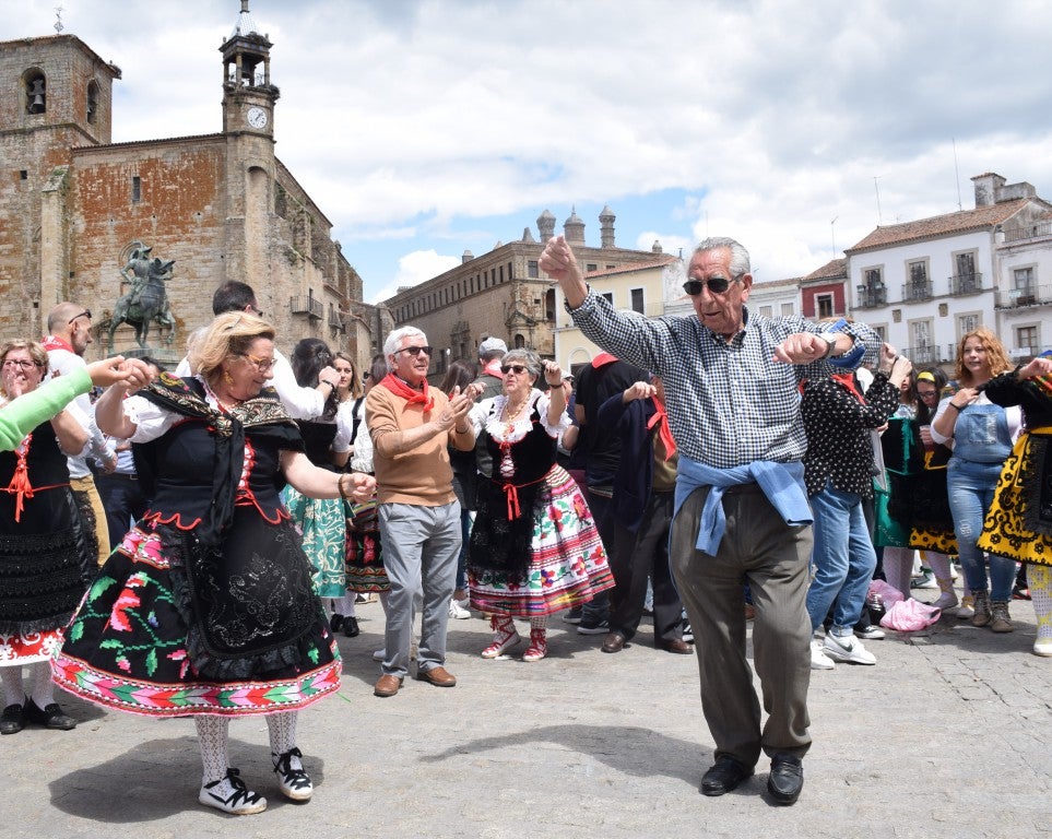 Con una temperatura primaveral, unas 12.000 personas, según fuentes policiales, llenaron la plaza Mayor de Trujillo y sus alrededores para celebrar una de las fiestas más características de Trujillo,, como es el Domingo de Resurrección, conocida popularmente por El Chíviri, declarada de Interés Turístico Regional