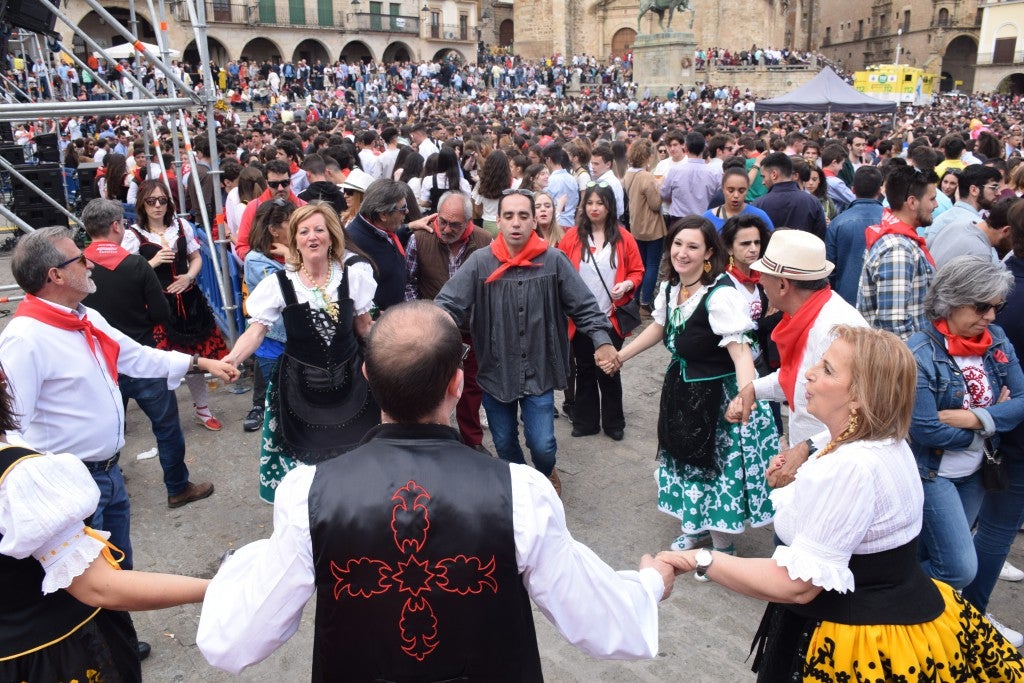Con una temperatura primaveral, unas 12.000 personas, según fuentes policiales, llenaron la plaza Mayor de Trujillo y sus alrededores para celebrar una de las fiestas más características de Trujillo,, como es el Domingo de Resurrección, conocida popularmente por El Chíviri, declarada de Interés Turístico Regional