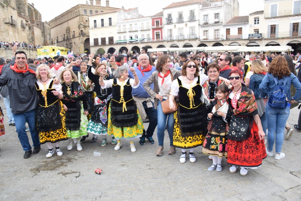 Con una temperatura primaveral, unas 12.000 personas, según fuentes policiales, llenaron la plaza Mayor de Trujillo y sus alrededores para celebrar una de las fiestas más características de Trujillo,, como es el Domingo de Resurrección, conocida popularmente por El Chíviri, declarada de Interés Turístico Regional