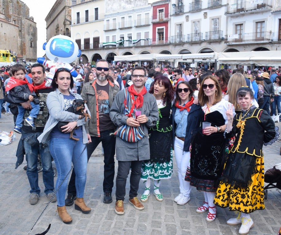 Con una temperatura primaveral, unas 12.000 personas, según fuentes policiales, llenaron la plaza Mayor de Trujillo y sus alrededores para celebrar una de las fiestas más características de Trujillo,, como es el Domingo de Resurrección, conocida popularmente por El Chíviri, declarada de Interés Turístico Regional
