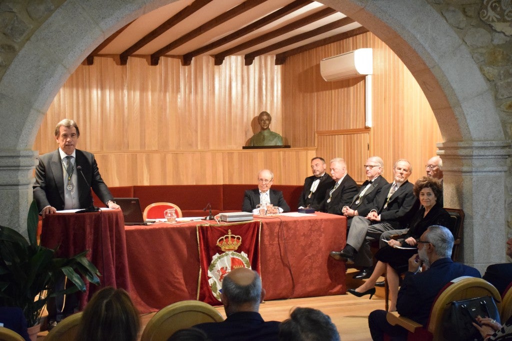 No faltó casi nadie. Estuvieron representantes de la Junta, de la Universidad de Extremadura, así como de otras universidades españolas, junto a directores de museos, entre otros representantes de instituciones vinculadas, de una u otra forma, al patrimonio, al arte y a la docencia. Asimismo, asistieron compañeros, amigos y familiares. Así de bien rodeada, la catedrática de Historia del Arte, María del Mar Lozano Bartolozzi, tomó posesión ayer como nueva académica en la Academia de Extremadura de las Letras y la Artes.El acto, lleno de solemnidad, tuvo lugar en la sede de esta institución, el palacio de Lorenzana de Trujillo. Lozano Bartolozzi cubre la vacante del quien fuera director de la entidad, José Miguel Santiago Castelo, fallecido en mayo de 2015.