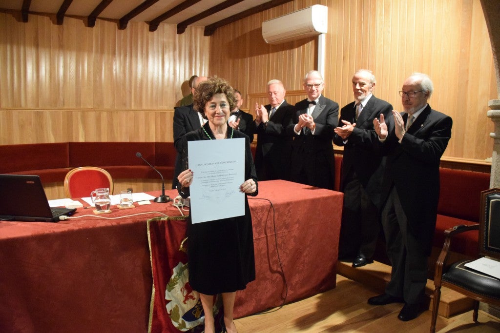 No faltó casi nadie. Estuvieron representantes de la Junta, de la Universidad de Extremadura, así como de otras universidades españolas, junto a directores de museos, entre otros representantes de instituciones vinculadas, de una u otra forma, al patrimonio, al arte y a la docencia. Asimismo, asistieron compañeros, amigos y familiares. Así de bien rodeada, la catedrática de Historia del Arte, María del Mar Lozano Bartolozzi, tomó posesión ayer como nueva académica en la Academia de Extremadura de las Letras y la Artes.El acto, lleno de solemnidad, tuvo lugar en la sede de esta institución, el palacio de Lorenzana de Trujillo. Lozano Bartolozzi cubre la vacante del quien fuera director de la entidad, José Miguel Santiago Castelo, fallecido en mayo de 2015.