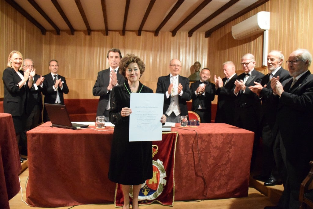 No faltó casi nadie. Estuvieron representantes de la Junta, de la Universidad de Extremadura, así como de otras universidades españolas, junto a directores de museos, entre otros representantes de instituciones vinculadas, de una u otra forma, al patrimonio, al arte y a la docencia. Asimismo, asistieron compañeros, amigos y familiares. Así de bien rodeada, la catedrática de Historia del Arte, María del Mar Lozano Bartolozzi, tomó posesión ayer como nueva académica en la Academia de Extremadura de las Letras y la Artes.El acto, lleno de solemnidad, tuvo lugar en la sede de esta institución, el palacio de Lorenzana de Trujillo. Lozano Bartolozzi cubre la vacante del quien fuera director de la entidad, José Miguel Santiago Castelo, fallecido en mayo de 2015.