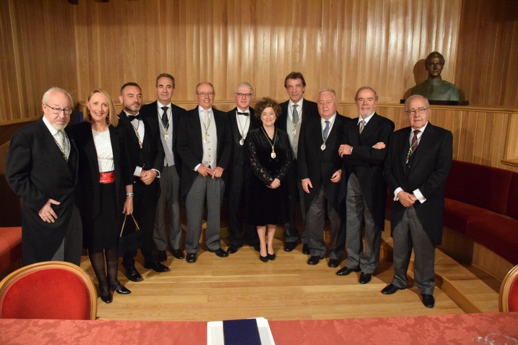 No faltó casi nadie. Estuvieron representantes de la Junta, de la Universidad de Extremadura, así como de otras universidades españolas, junto a directores de museos, entre otros representantes de instituciones vinculadas, de una u otra forma, al patrimonio, al arte y a la docencia. Asimismo, asistieron compañeros, amigos y familiares. Así de bien rodeada, la catedrática de Historia del Arte, María del Mar Lozano Bartolozzi, tomó posesión ayer como nueva académica en la Academia de Extremadura de las Letras y la Artes.El acto, lleno de solemnidad, tuvo lugar en la sede de esta institución, el palacio de Lorenzana de Trujillo. Lozano Bartolozzi cubre la vacante del quien fuera director de la entidad, José Miguel Santiago Castelo, fallecido en mayo de 2015.