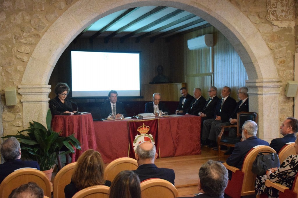 No faltó casi nadie. Estuvieron representantes de la Junta, de la Universidad de Extremadura, así como de otras universidades españolas, junto a directores de museos, entre otros representantes de instituciones vinculadas, de una u otra forma, al patrimonio, al arte y a la docencia. Asimismo, asistieron compañeros, amigos y familiares. Así de bien rodeada, la catedrática de Historia del Arte, María del Mar Lozano Bartolozzi, tomó posesión ayer como nueva académica en la Academia de Extremadura de las Letras y la Artes.El acto, lleno de solemnidad, tuvo lugar en la sede de esta institución, el palacio de Lorenzana de Trujillo. Lozano Bartolozzi cubre la vacante del quien fuera director de la entidad, José Miguel Santiago Castelo, fallecido en mayo de 2015.