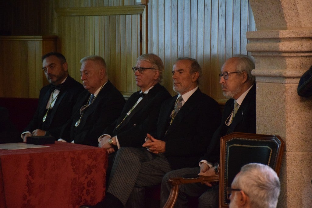 No faltó casi nadie. Estuvieron representantes de la Junta, de la Universidad de Extremadura, así como de otras universidades españolas, junto a directores de museos, entre otros representantes de instituciones vinculadas, de una u otra forma, al patrimonio, al arte y a la docencia. Asimismo, asistieron compañeros, amigos y familiares. Así de bien rodeada, la catedrática de Historia del Arte, María del Mar Lozano Bartolozzi, tomó posesión ayer como nueva académica en la Academia de Extremadura de las Letras y la Artes.El acto, lleno de solemnidad, tuvo lugar en la sede de esta institución, el palacio de Lorenzana de Trujillo. Lozano Bartolozzi cubre la vacante del quien fuera director de la entidad, José Miguel Santiago Castelo, fallecido en mayo de 2015.