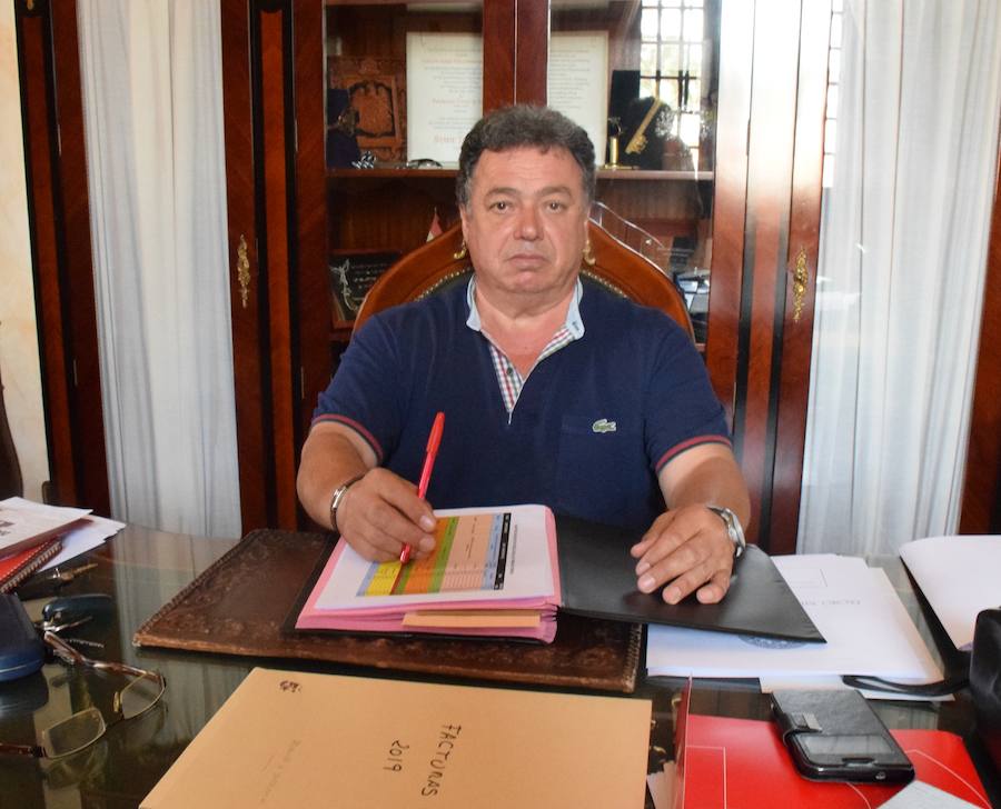 José Antonio Redondo, alcade de Trujillo, en su despacho en el Ayuntamiento 
