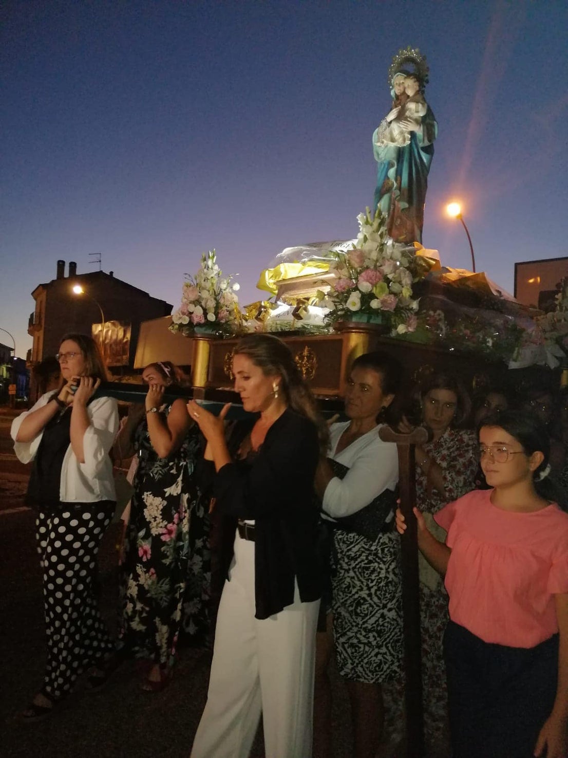 Los responsables de la hermandad de la Piedad hacen un balance muy positivo de las fiestas del barrio trujillano, que transcurrieron la semana pasada. Los días clave fueron el viernes, el sábado y el domingo, con una gran afluencia de público, tanto en los festejos populares como en los religiosos. Eso sí, la lluvia del sábado por la mañana mermó la afuencia de público infantil en los hinchables. No faltó el homenaje a los mayores, las verbenas, la puja, así como un espectáculo con un tributo a Raphael.